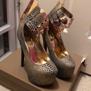 Black and gold heels chains size 8